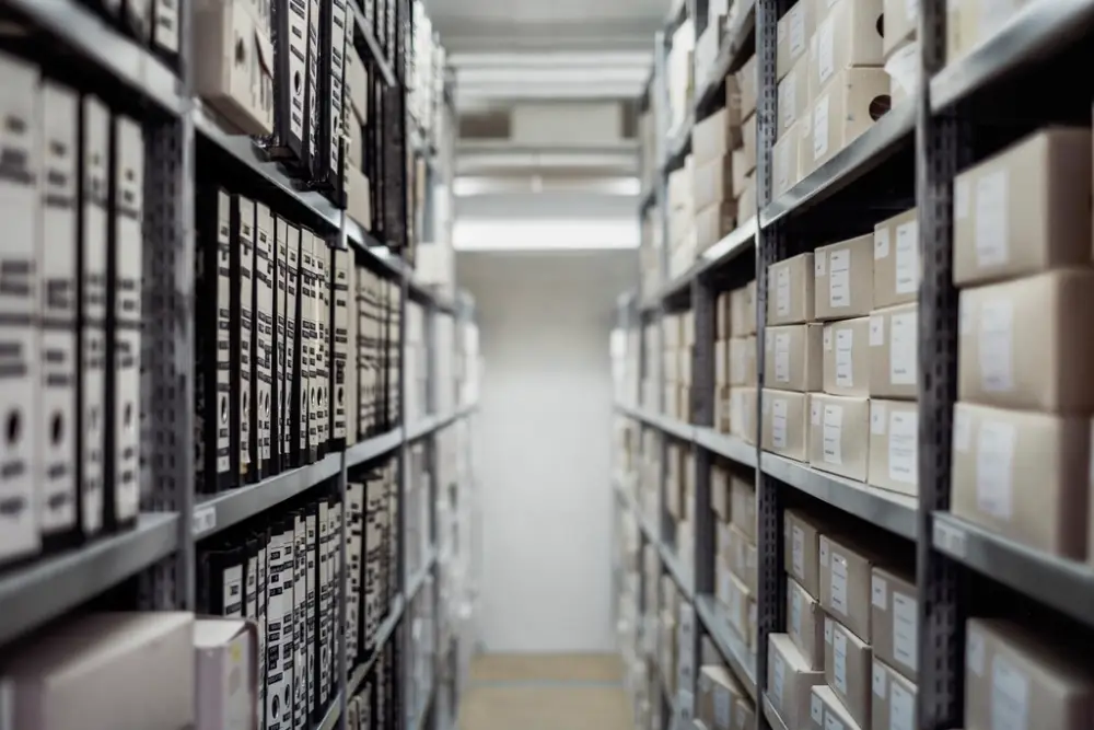 Anbar rəflərində düzülmüş karton qutular — dropshipping modelində belə anbar saxlamağa ehtiyac yoxdur