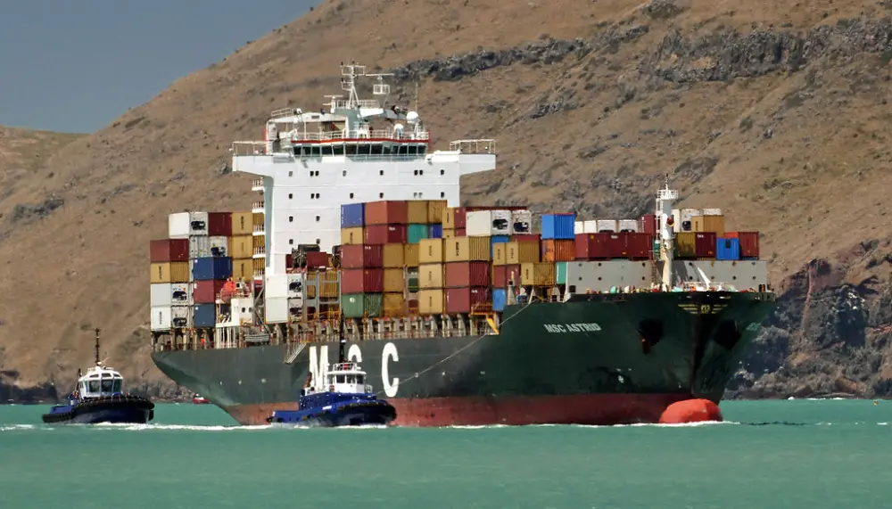Limana yaxınlaşan konteyner gəmisi — dropshipping sifarişlərinin xaricdən Azərbaycana çatdırılması həftələr çəkir