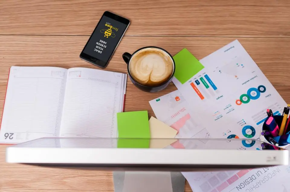 Ofis masasında sənədlər və hesabat — dropshipping-də gəlir hesabatı