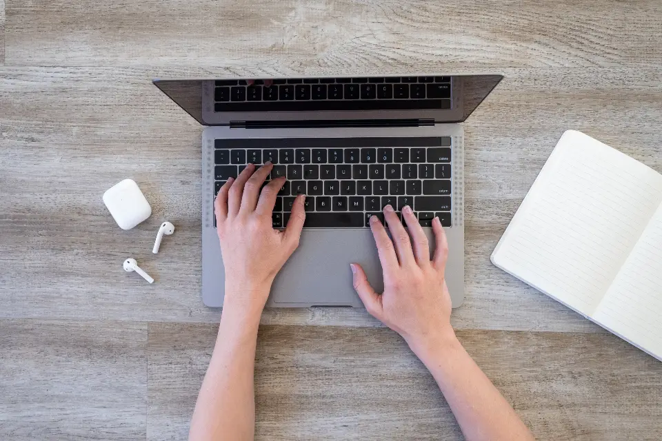 Noutbukda işləyən şəxs — dropshipping mağazasını evdən noutbukla qurmaq mümkündür