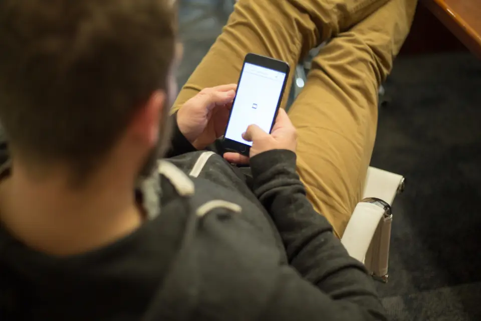 Telefonda sayta baxan şəxs — dropshipping trafikinin böyük hissəsi mobildir