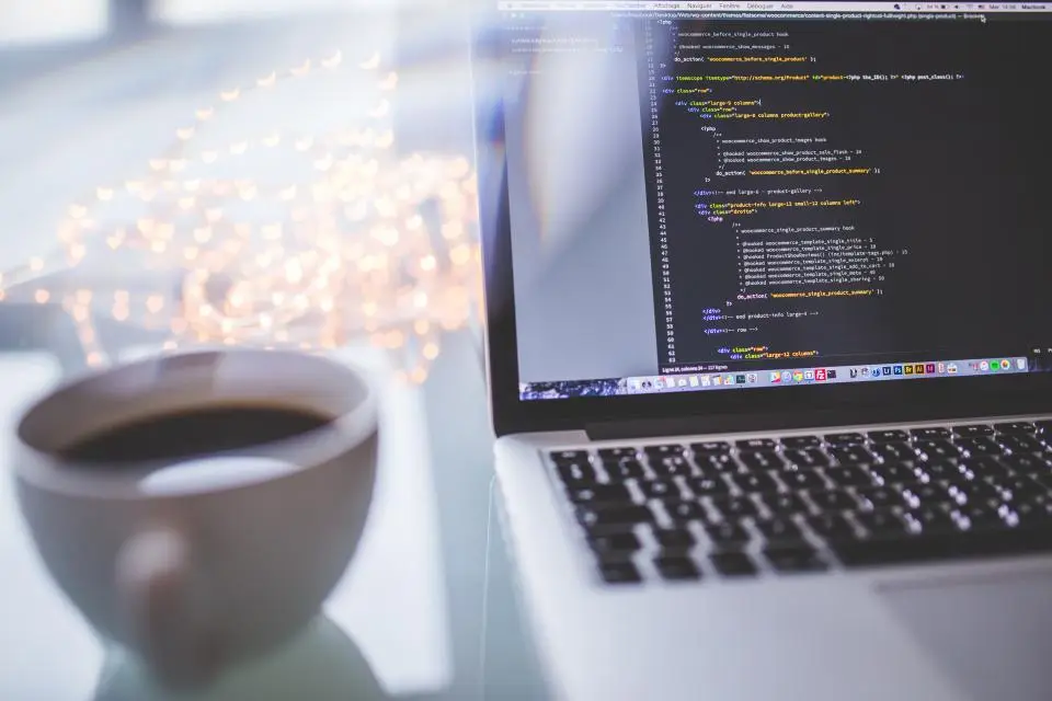 Masa üstündə noutbuk — dropshipping mağazası üçün platforma seçimi