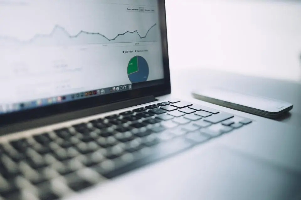 Noutbukda analitika qrafiki — dropshipping məhsul araşdırması rəqəmlərlə aparılır